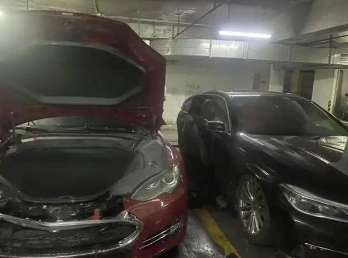 又起火了！特斯拉Model S起火，殃及宝马7系