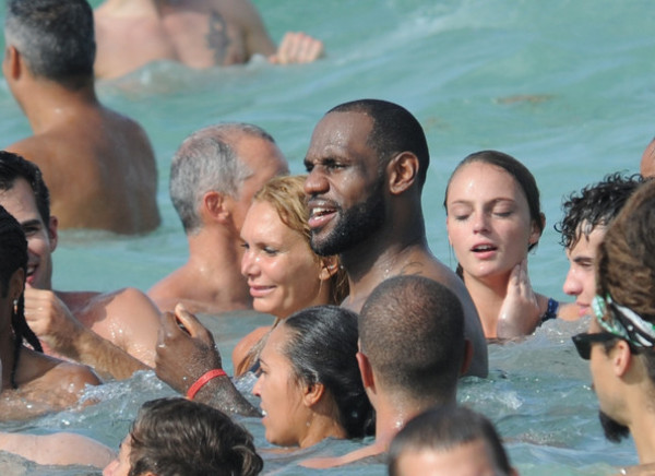 楼住有情人电视剧_搂抱的搂的组词_搂住