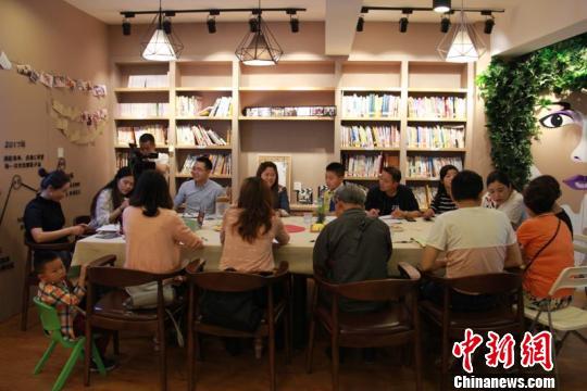 郫都区社区英语沙龙。　刘刚钰　摄