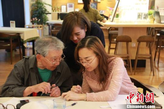 陈汉襄认真参与社区英语沙龙活动。　刘刚钰 摄