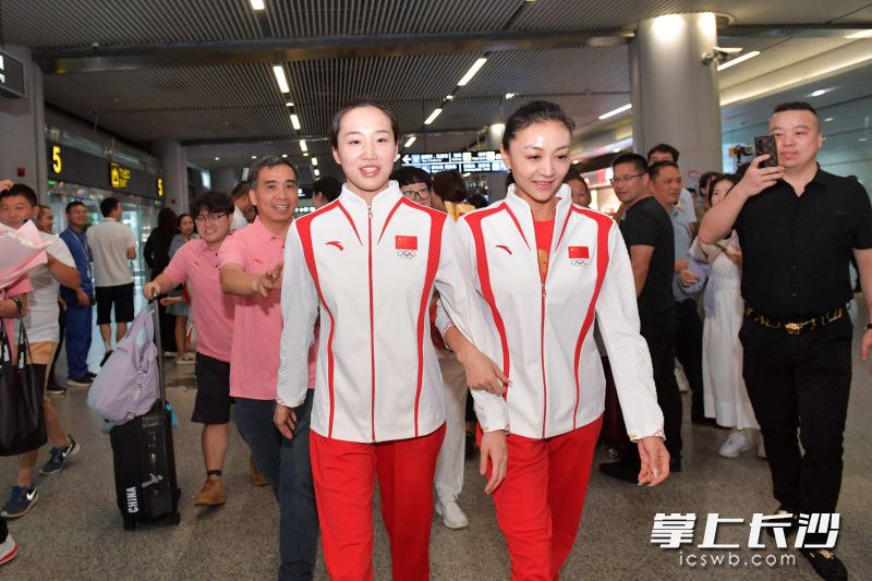 张雅怡（白衣左）回长。