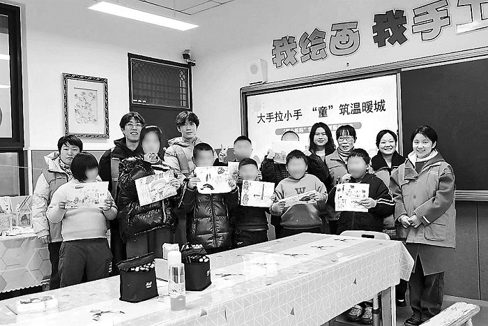 孩子们在学雷锋日上画出心目中的雷锋形象。受访者供图