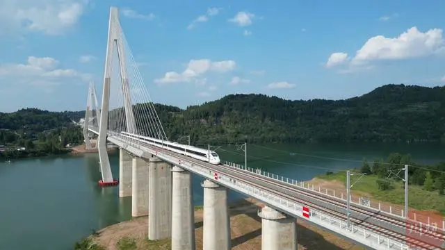 高铁绿色灯是什么意思_高铁绿色的车是啥意思_绿色高铁