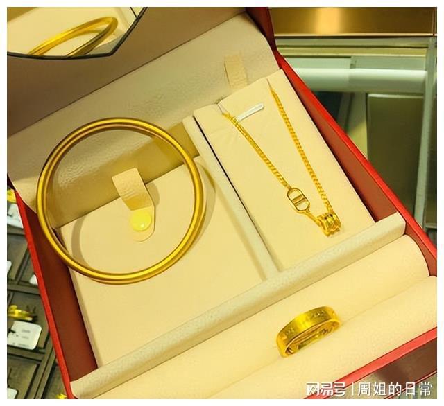 闪闪金光有这么个词语吗_金光闪闪_闪闪金光是AABC吗