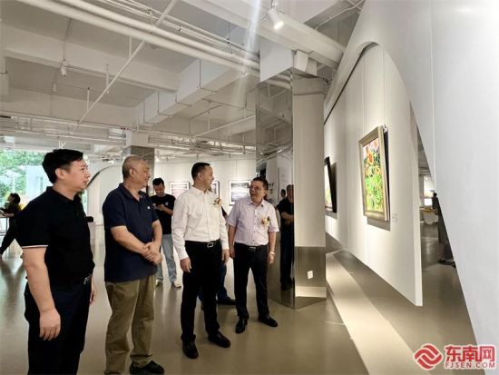 与会领导嘉宾参观展览(东南网记者 李霖 摄)