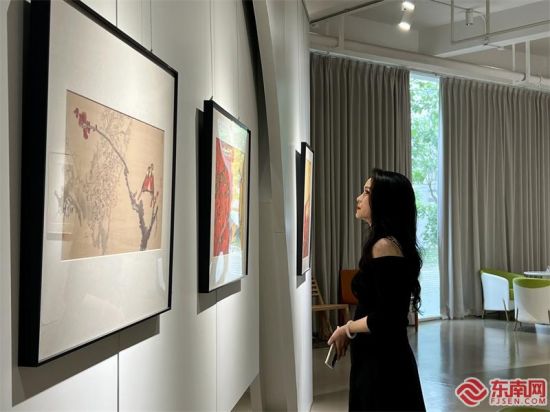 观众认真欣赏展品(东南网记者 李霖 摄)