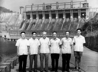     20世纪70年代，潘家铮（左一）在新安江水电站。图片由作者提供