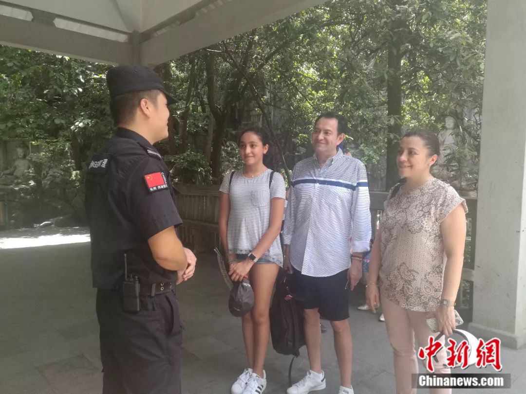 四张笑脸英文_笑脸的英文_笑脸英文短语