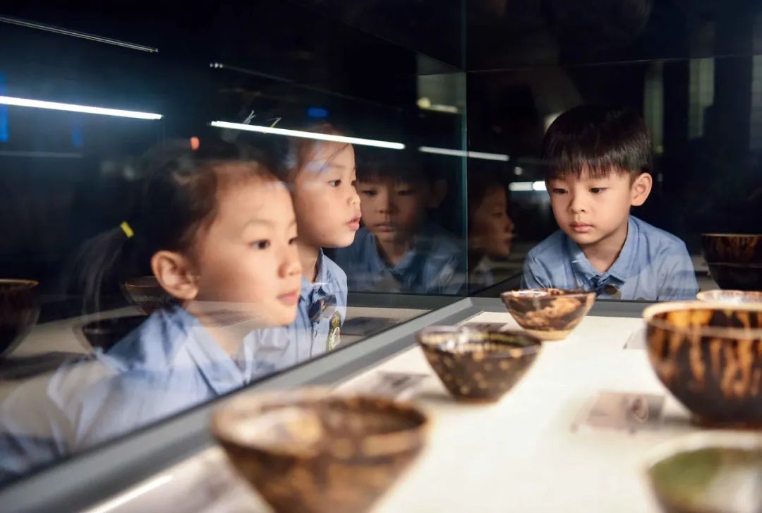 10月22日，江西吉安市吉州区保育院十五部开展“研学博物馆 感受文化魅力”活动，老师带领小朋友们参观江西省吉安市博物馆。图/视觉中国