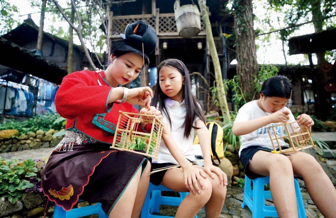 一些非遗传承体验项目成了假期研学游的热门选择。图/视觉中国