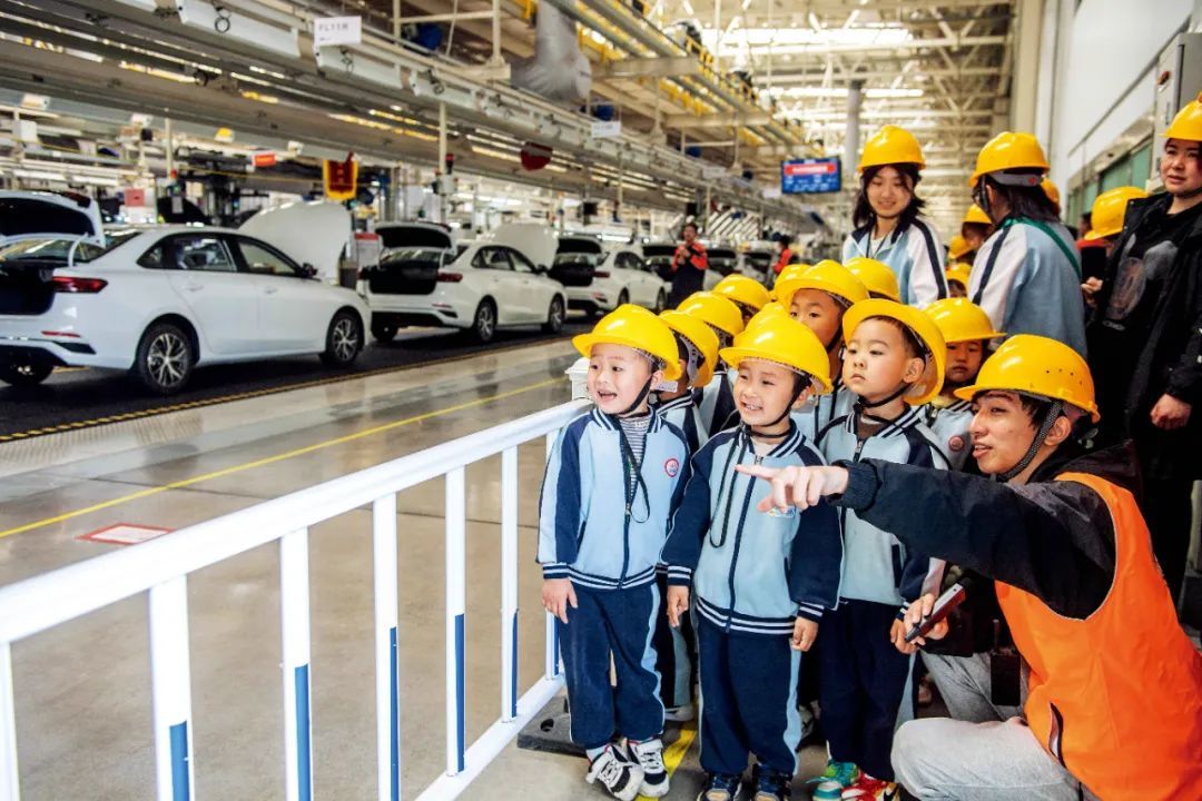 4月9日，浙江湖州市长兴县一所幼儿园开展项目化游学活动，孩子们走进吉利长兴新能源汽车智造工厂，探索汽车制造过程。图/视觉中国