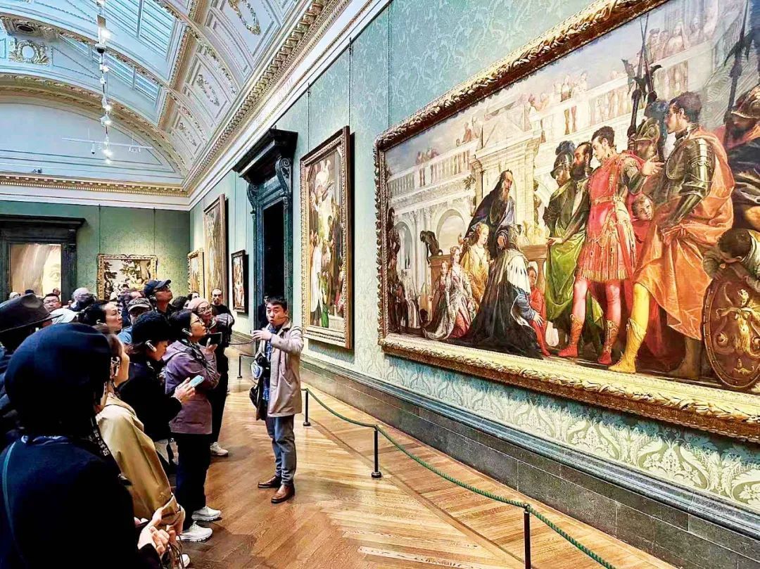 常吉在英国国家美术馆为游客做讲解。图/受访者提供