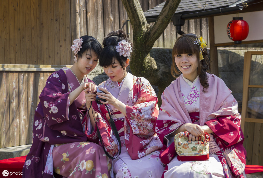 紫红色搭配颜色最佳图片_紫红色最佳颜色搭配_紫红色搭配什么颜色