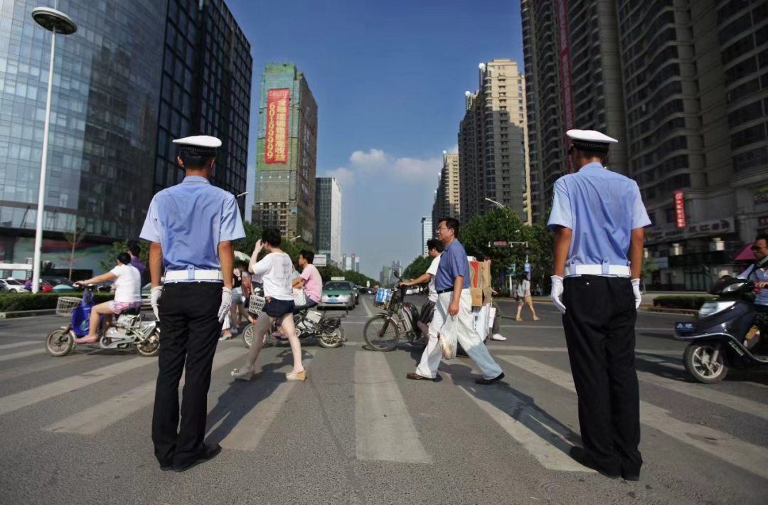 交警和交警打起来了_交警和高速交警哪个好_交警