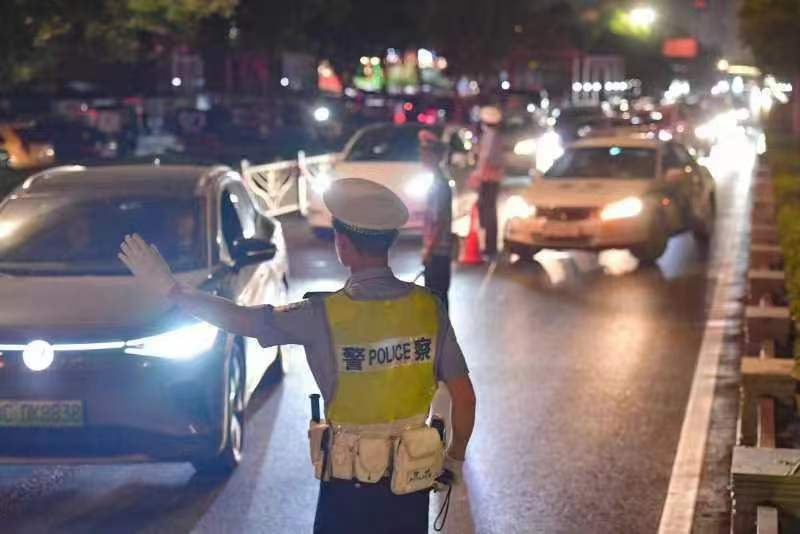交警和高速交警哪个好_交警_交警和交警打起来了