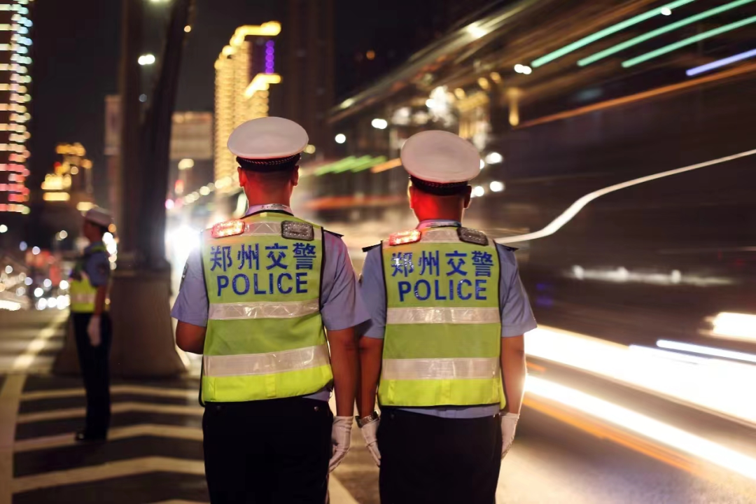 交警和交警打起来了_交警和高速交警哪个好_交警