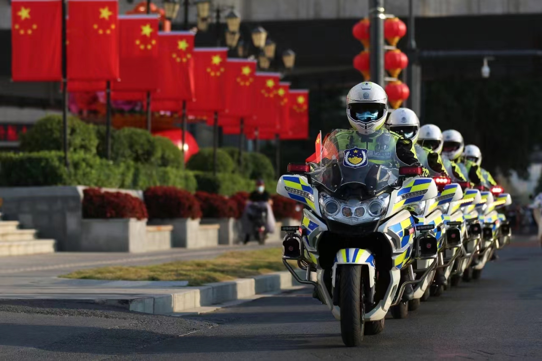 交警_交警和交警打起来了_交警和高速交警哪个好