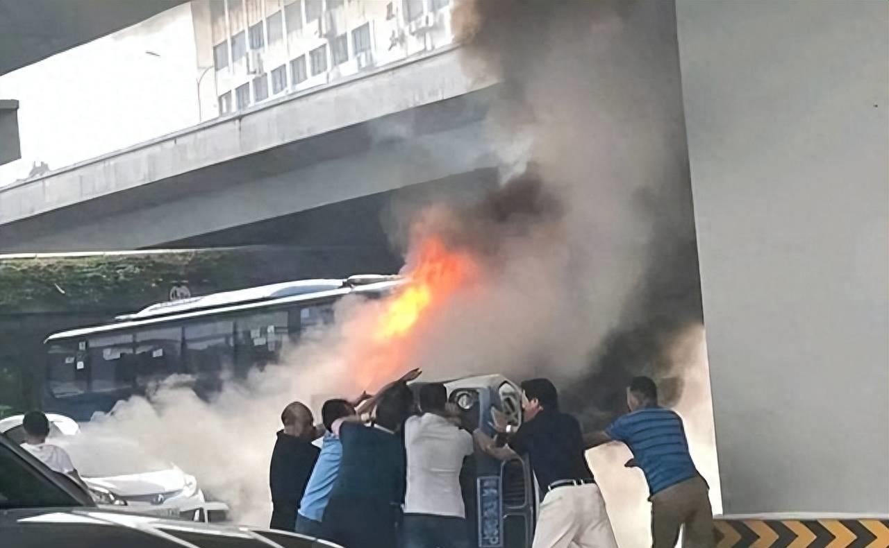 出租车24小时叫车电话_出租车_出租车司机用英语怎么说