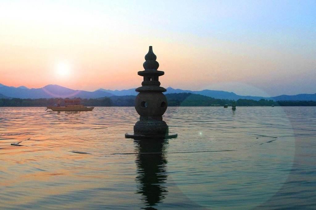 三潭印月_三潭印月潭是什么意思_三潭印月的印是哪个