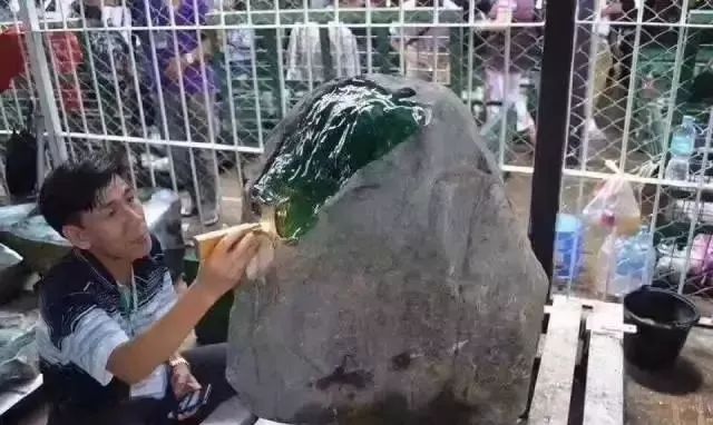 翡翠买原石去哪里买好_翡翠购买原石_去哪买翡翠原石