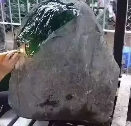 去哪买翡翠原石_翡翠买原石去哪里买好_翡翠购买原石